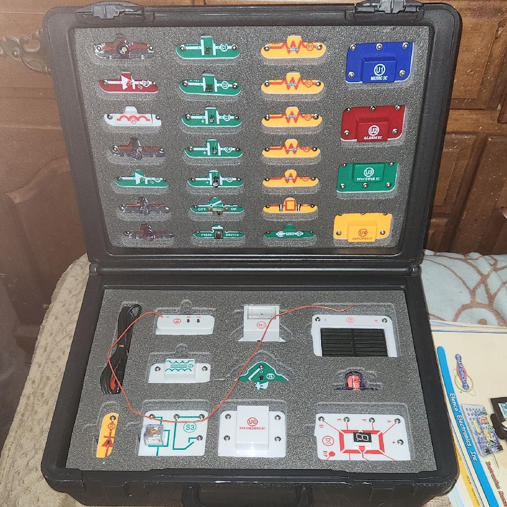 Snap Circuits By Elenco Model SC-750RElectronics Exploration Kit w/ Case